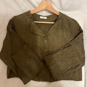 SILK LAUNDRY | Crinkle Collarless Shirt in Dark Earth